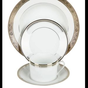 Philippe Deshoulieres set